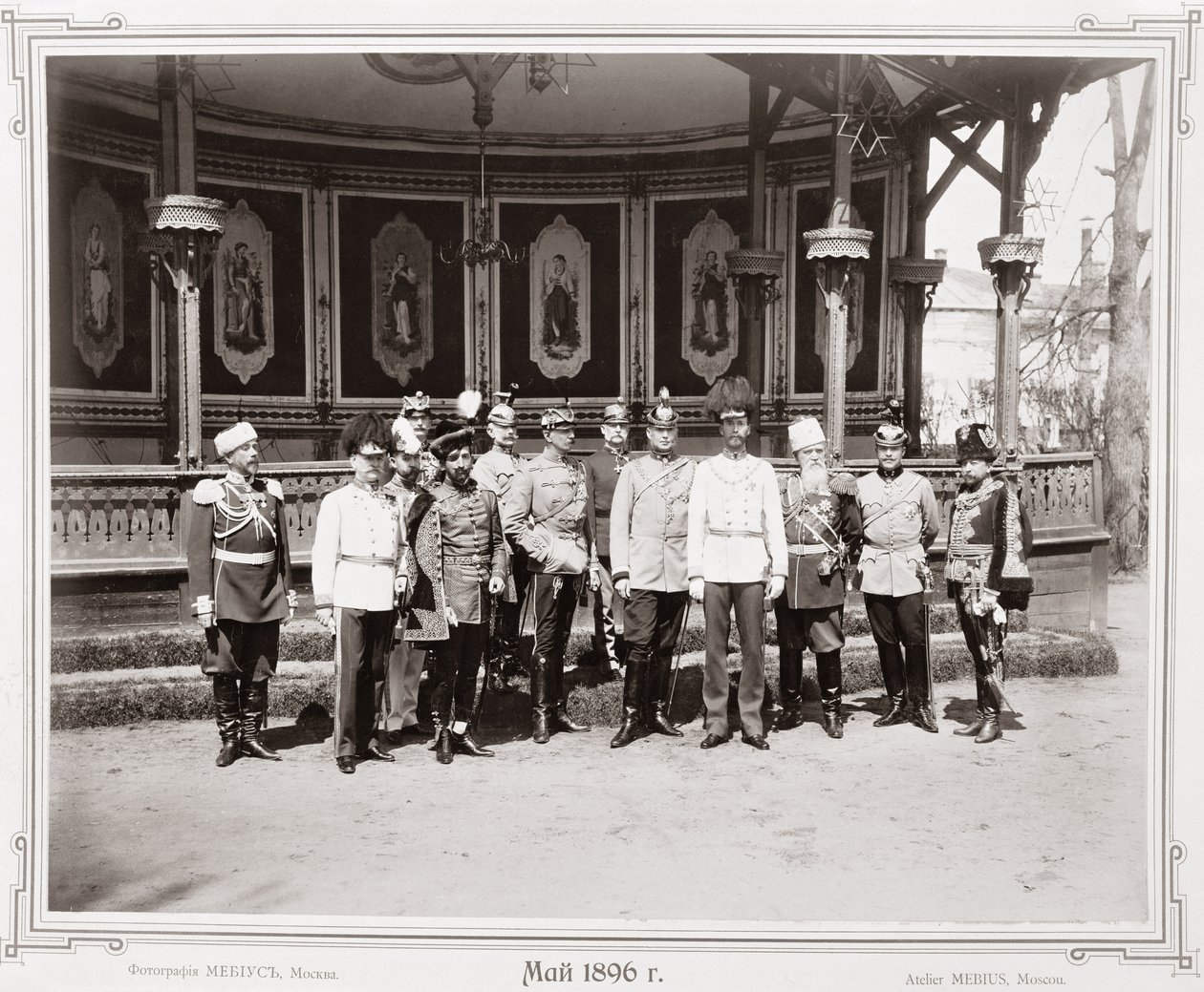 Czar nicholas ii (1868-1918), ficar, em, a, jardim, pavilhão, de, a, palácio, com, um, grupo, de, seu, macho, supporters, c.1896 de Russian School