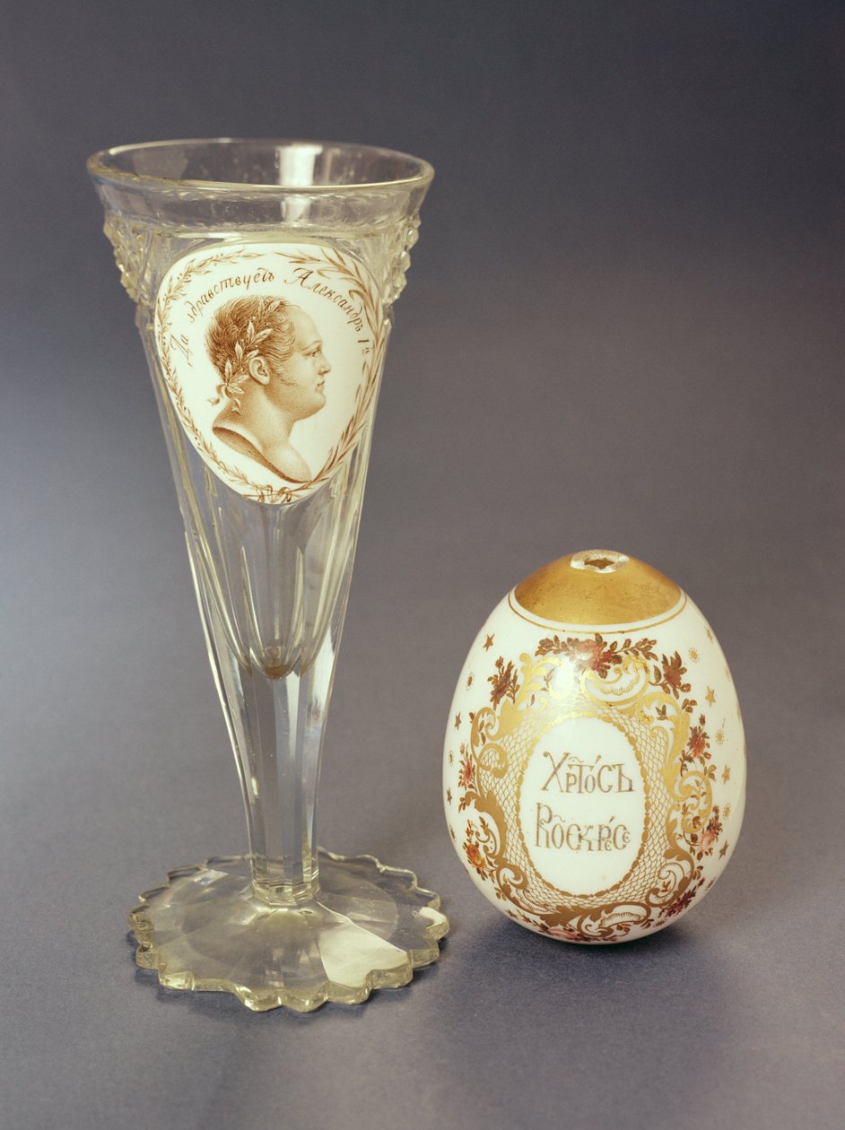 Taça de vinho com placa opaca com retrato de Alexandre I (1777-1825) c.1820, e o ovo de Páscoa inscrito Cristo ressuscitado, c.1840 (vidro branco opaco) de Russian School