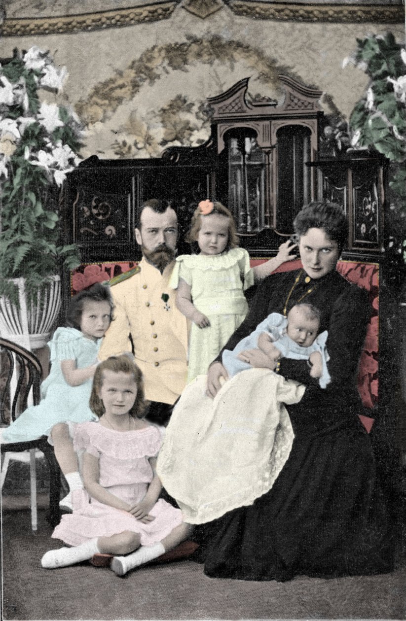 Retrato de família do czar Nicolau II (1868-1918) Cerca de 1901-1902 de Russian Photographer