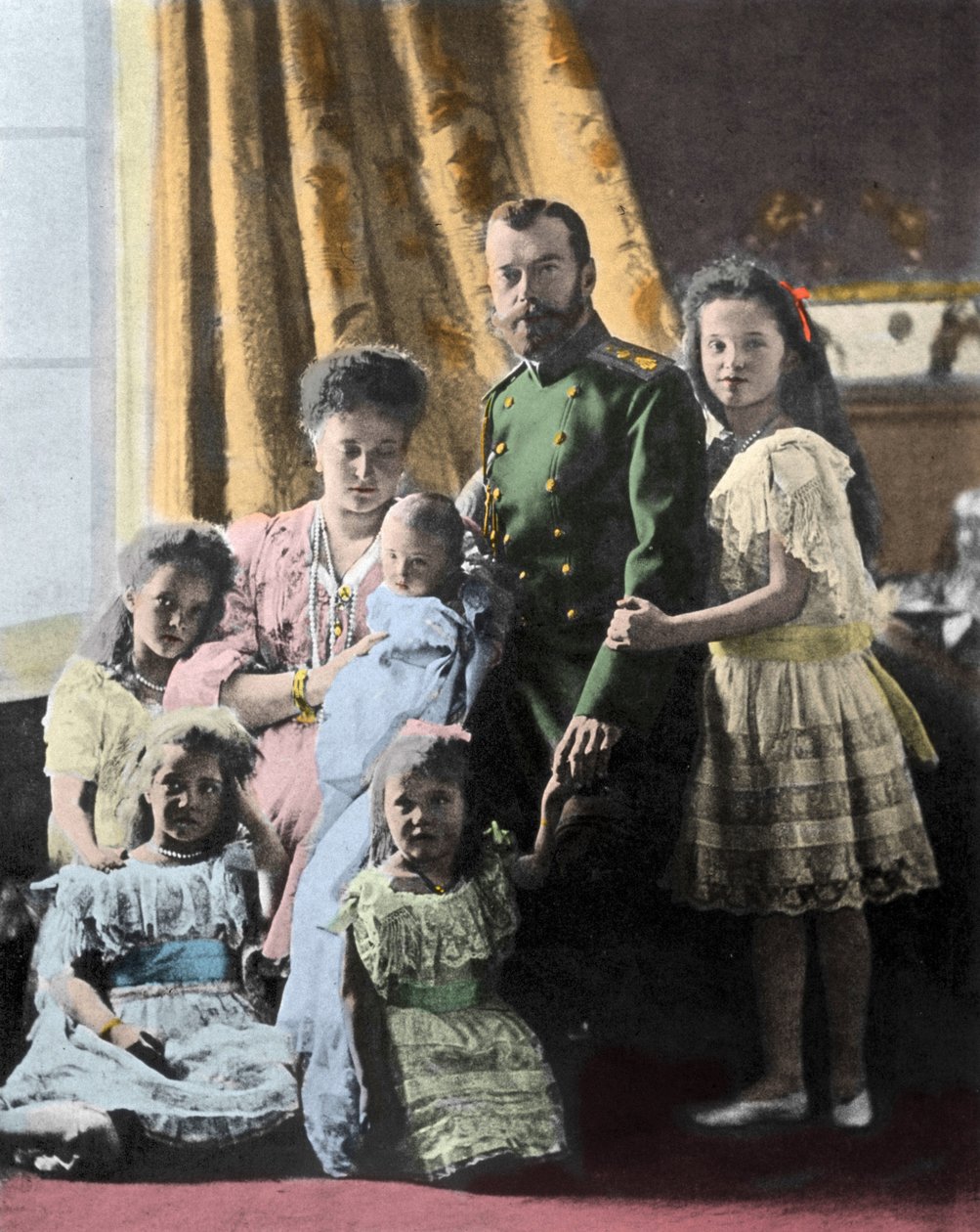 Retrato de família do czar Nicolau II (1868-1918) da Rússia - Fotografia por volta de 1904-1905 de Russian Photographer