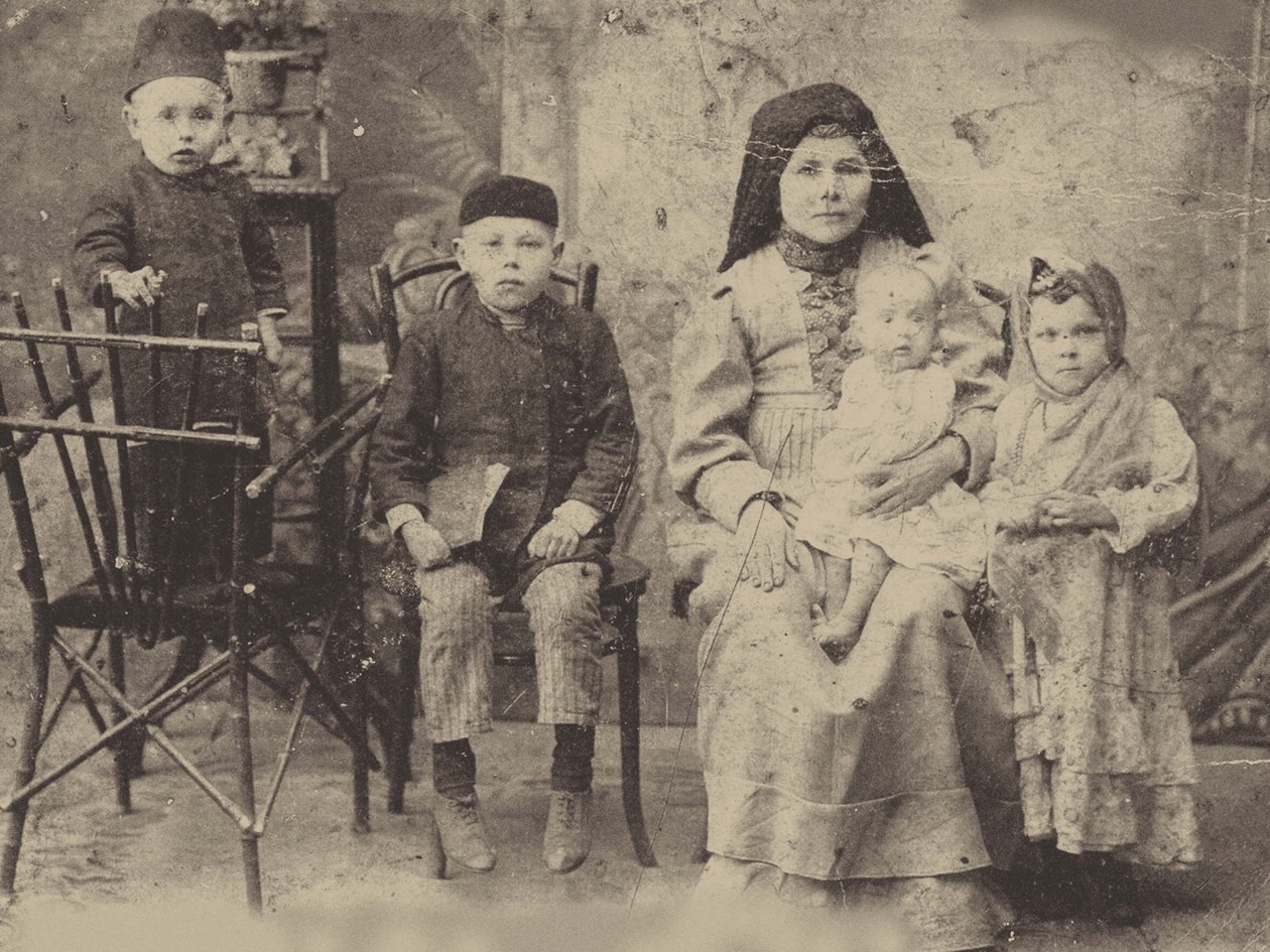 Família Kazan Tatar, c.1900 (foto a p-b) de Russian Photographer