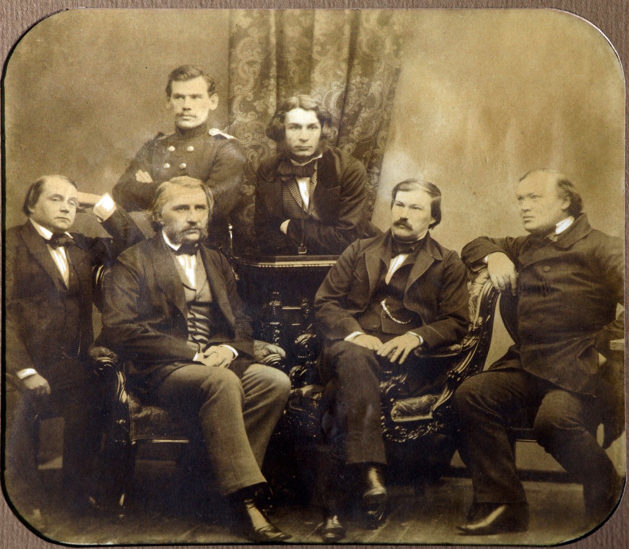 Leon Tolstoy (1828-1910) e Dmitri Grigorovitch (1822-1900) - Assis, Ivan Alexandrovitch Gontcharov (1812-1891), Ivan Sergeyevich Tourgueniev (Turgenev, Tourguenieff ou Tourgueneff) (1818-1883), Alexander Vasilievich Drushinin (Druzhinin) (1824-1864) e Al de Russian Photographer