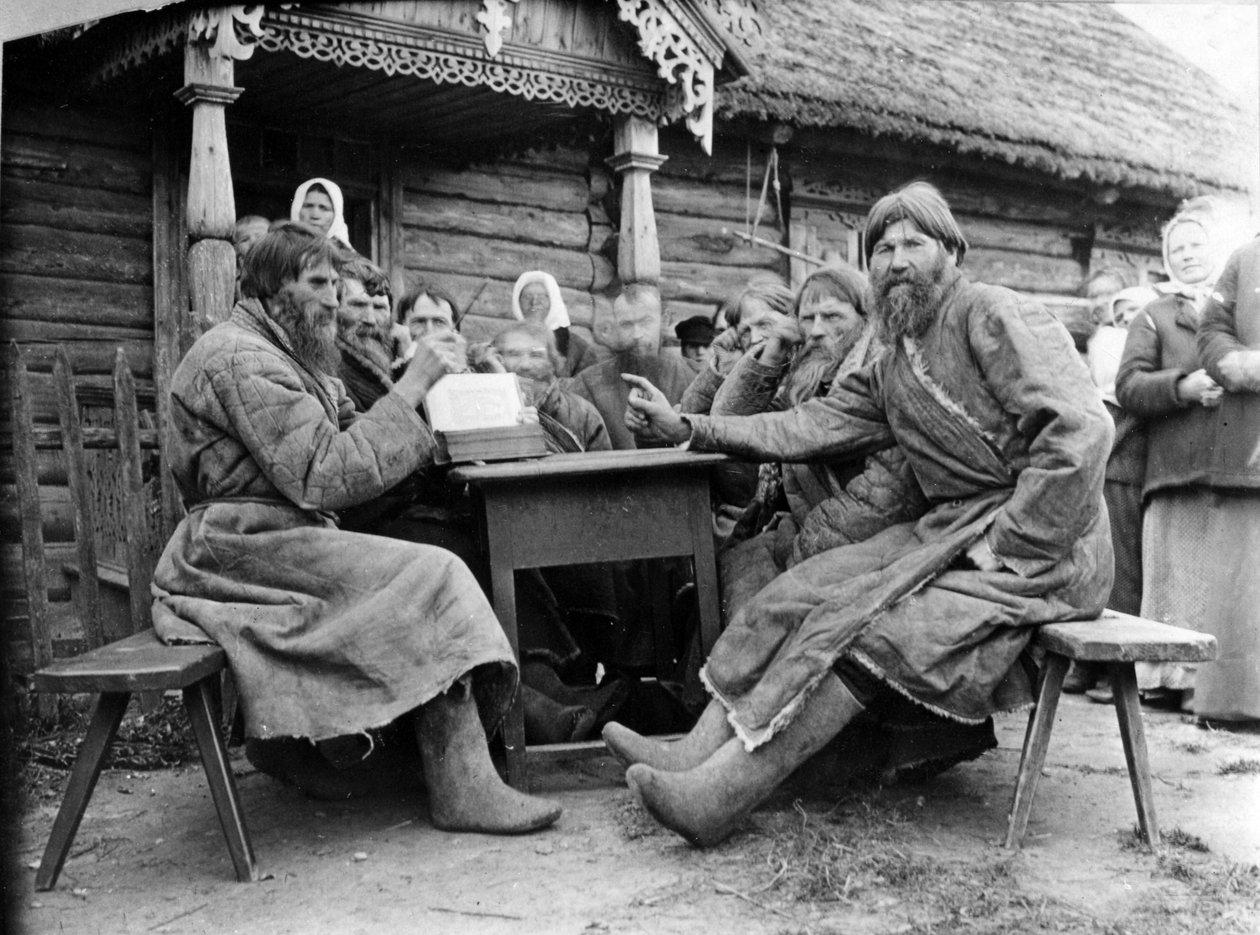 Encontro de anciãos camponeses russos em um Mirskoi Skhod (foto bw) de Russian Photographer