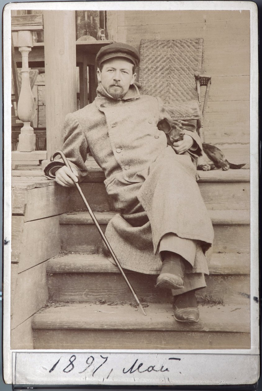 Retrato de Anton Chekhov com seu cão Hina em maio de 1897 em Melikhovo, a Fazenda Chekhov (foto albumina) de Russian Photographer