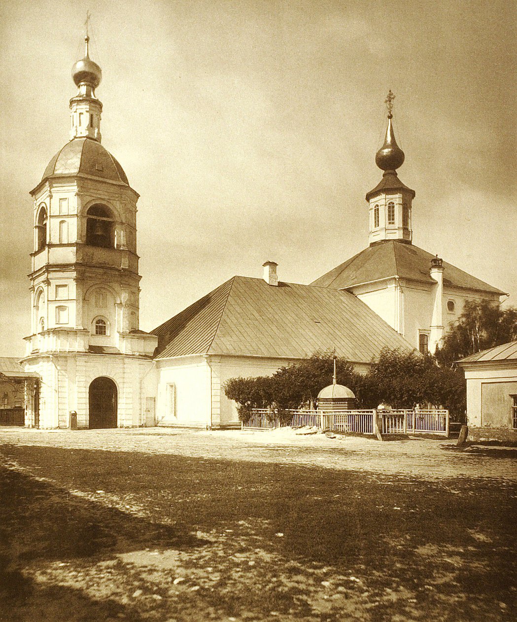 A Igreja da Trindade Dadora de Vida (eglise de la Trinite source de vie) em Arbat em Moscovo. Foto da Albumina de Russian Photographer