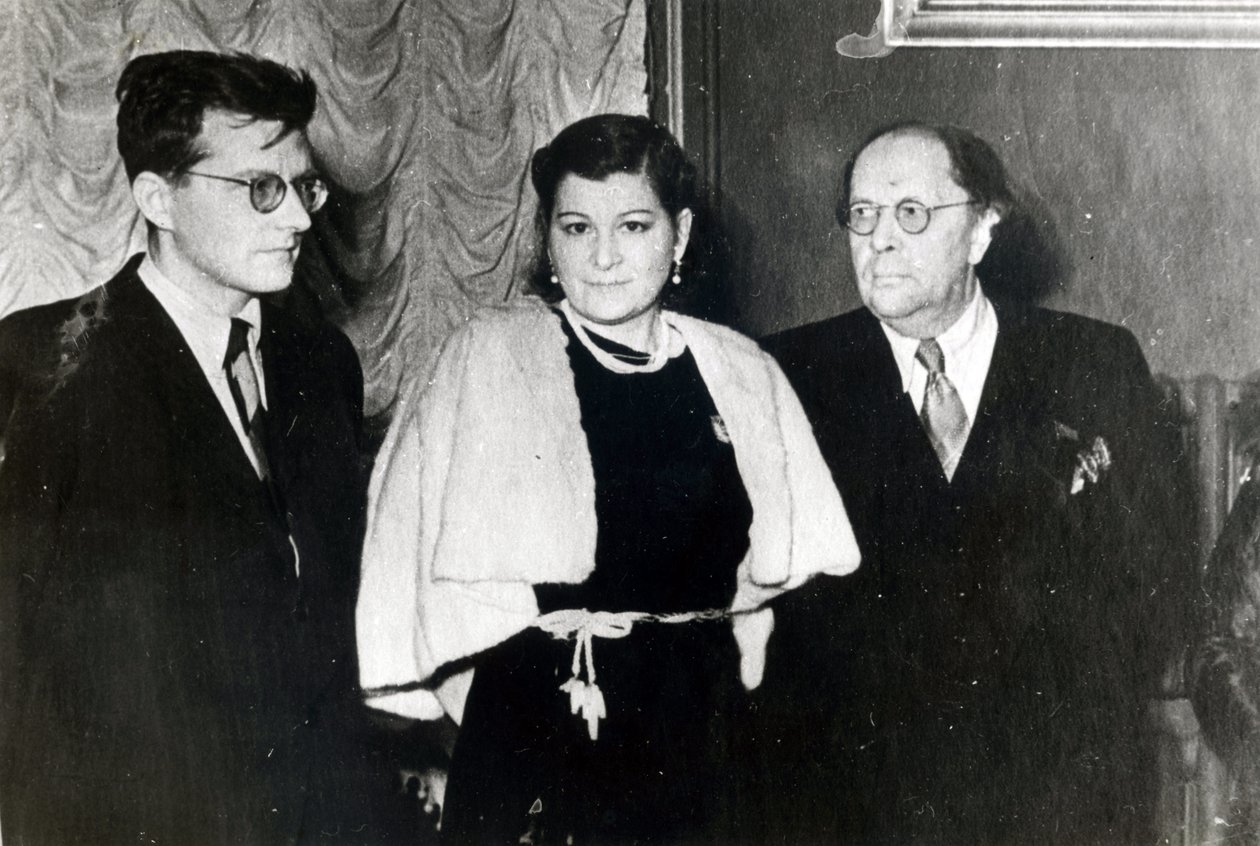 O compositor Dmitri Dmitriyevich Shostakovich, a cantora Maria Maksakova e o escritor Aleksei Nikolayevich Tolstoy de Russian Photographer