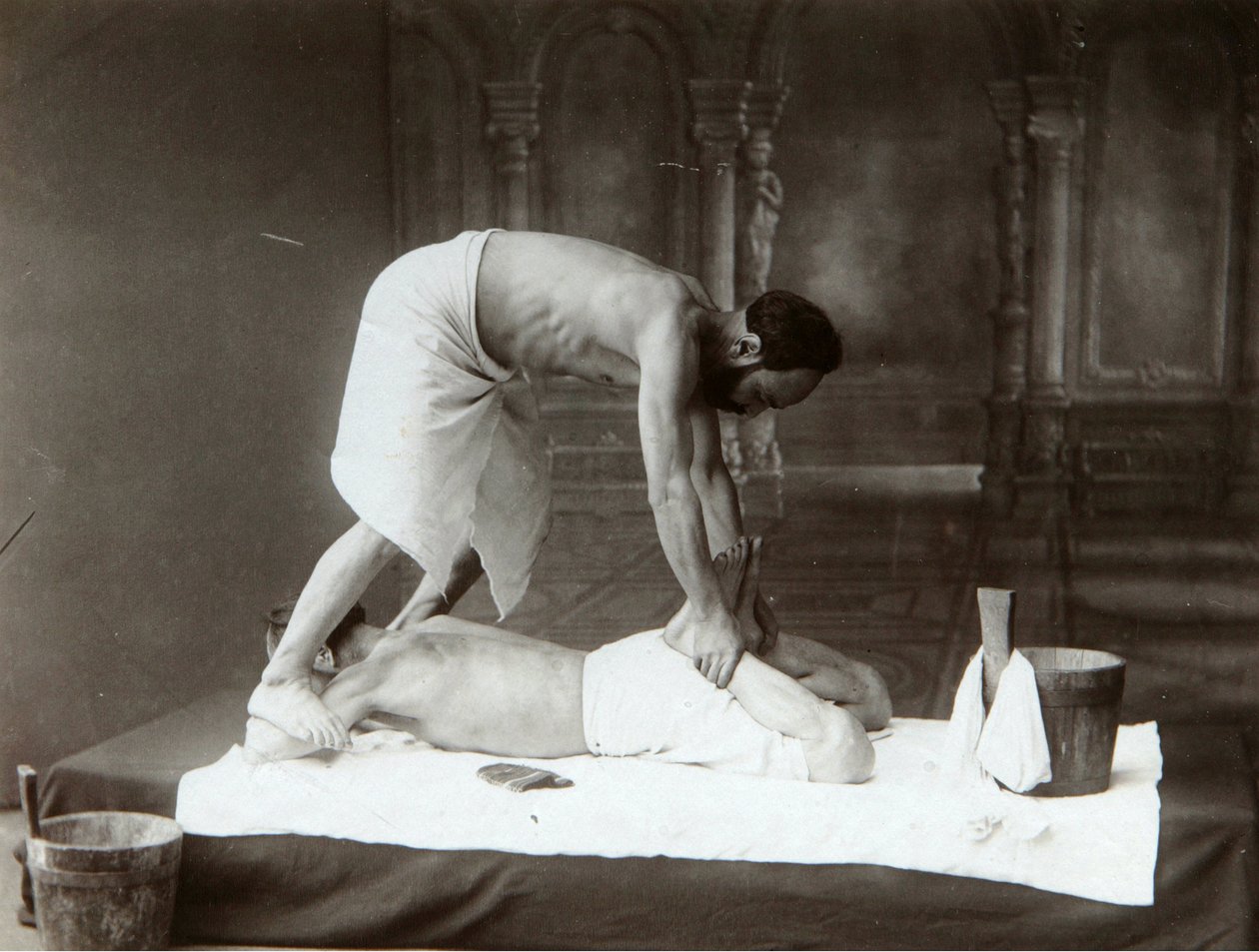 O banho oriental. Massagem. Albumina Foto de Dmitri Ivanovich Yermakov (1845-1916) de Russian Photographer