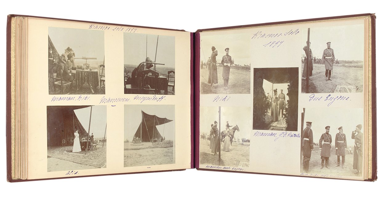 A Família Imperial Russa, página de um álbum de fotografias, c.1897-99 (foto p - b) (ver também 487673-80) de Russian Photographer