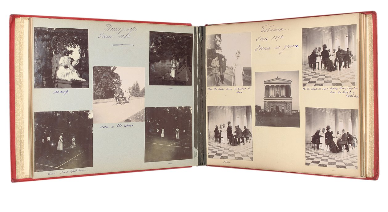 A Família Imperial Russa, página de um álbum de fotografias, c.1897-99 (foto p - b) (ver também 487673-80) de Russian Photographer