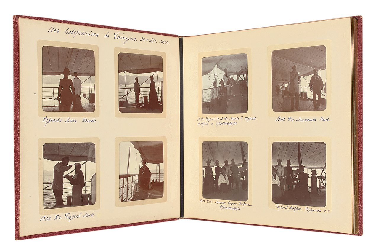 A Família Imperial Russa, página de um álbum de fotografias, c.1897-99 (foto p - b) (ver também 487673-80) de Russian Photographer