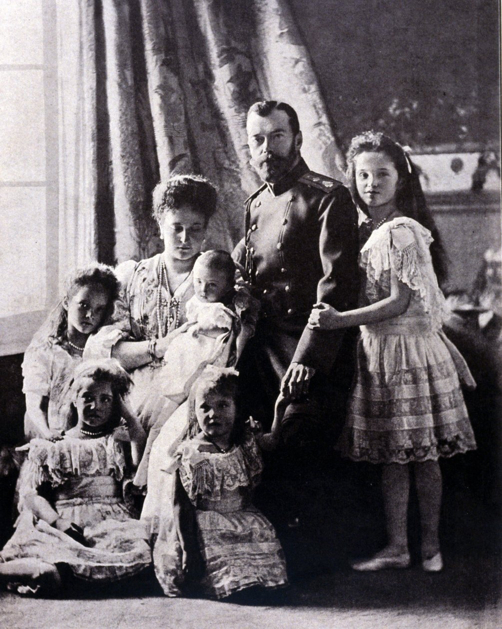 A família do czar Nicolau II (1868 - 1918). Da esquerda para a direita: Grã-Duquesa Tatiana, nascida a 11 de Junho de 1897; Grã-Duquesa Maria, nascida a 27 de Junho de 1899; Grã-Duquesa Alexis, nascida a 12 de Agosto de 1904; Impressiona Alexandra Feodorov de Russian Photographer