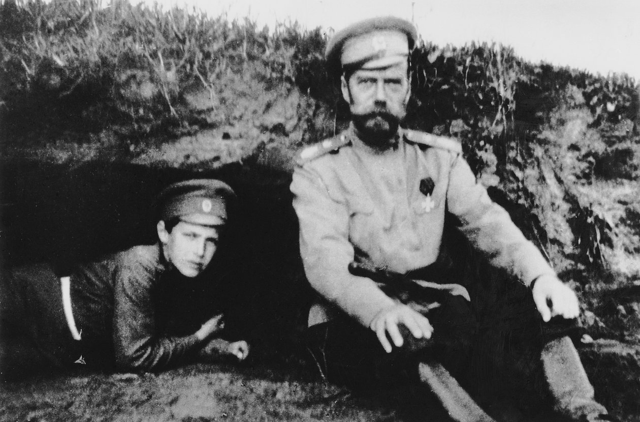 O czar Nicolau II com o seu filho Alexei na frente de Russian Photographer