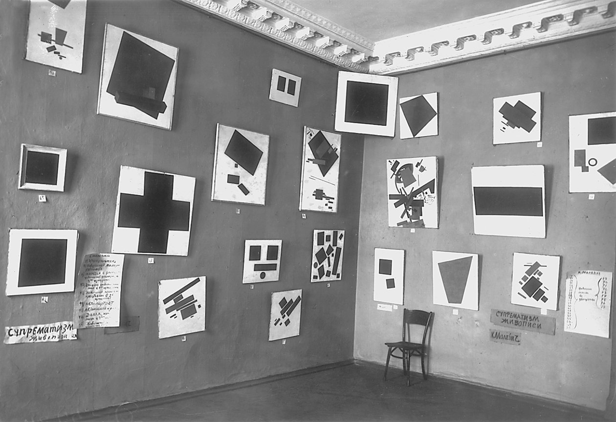 Vista da sala com Malevichs Black Square e outras pinturas suprematistas, A Última Exposição Futurista de Pinturas 0.10, Petrogrado, inverno 1915-16 de Russian Photographer