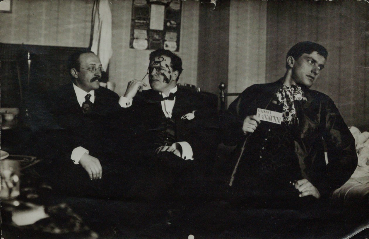 Vladimir Mayakovsky (à direita) com David Burlyuk (centro) e Andrei Shemshurin, 1914, Moscou de Russian Photographer