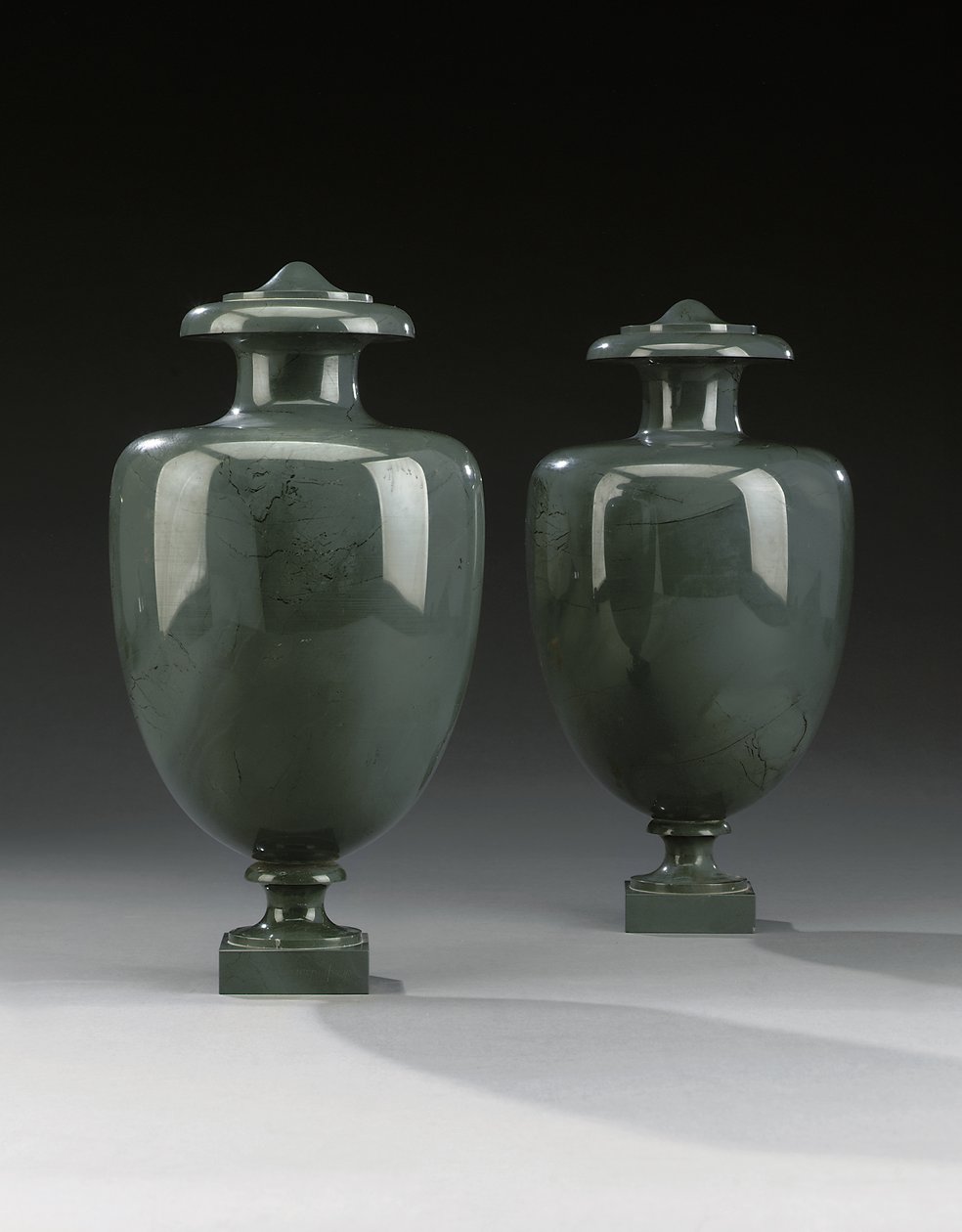 Um par de vasos Kalkan, Peterhof, c.1800 de Russian School