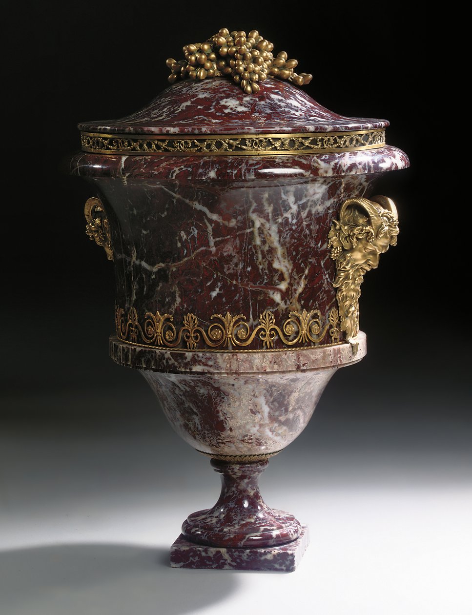Um par de vasos, c.1790 de Russian School