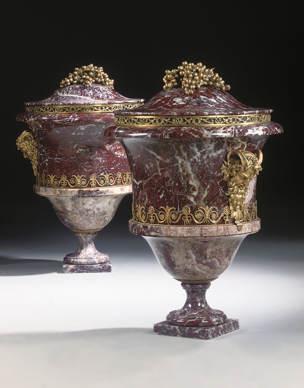 Um par de vasos, c.1790 de Russian School