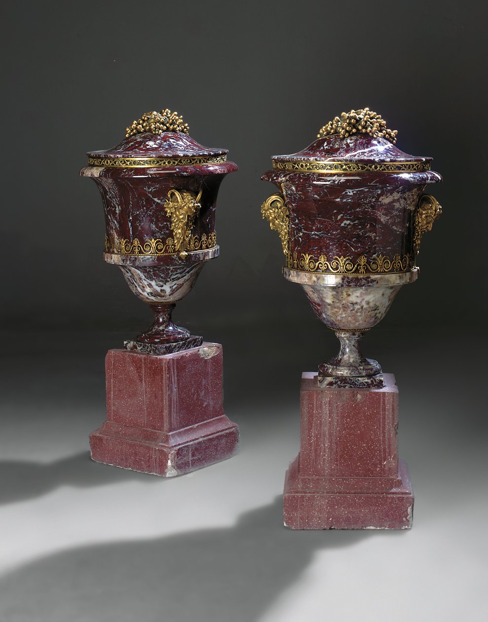 Um par de vasos, c.1790 de Russian School