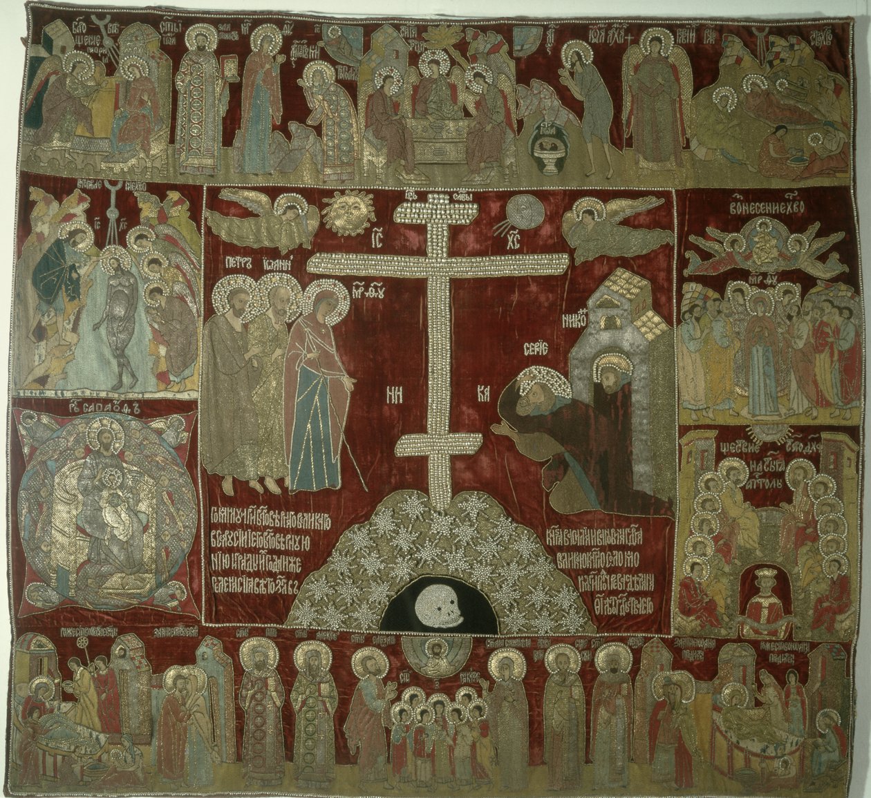 Aparecimento da Virgem a São Sérgio, 1525 (fios de ouro, prata e seda, cravejados de pérolas e rubis em montagens de ouro) de Russian School