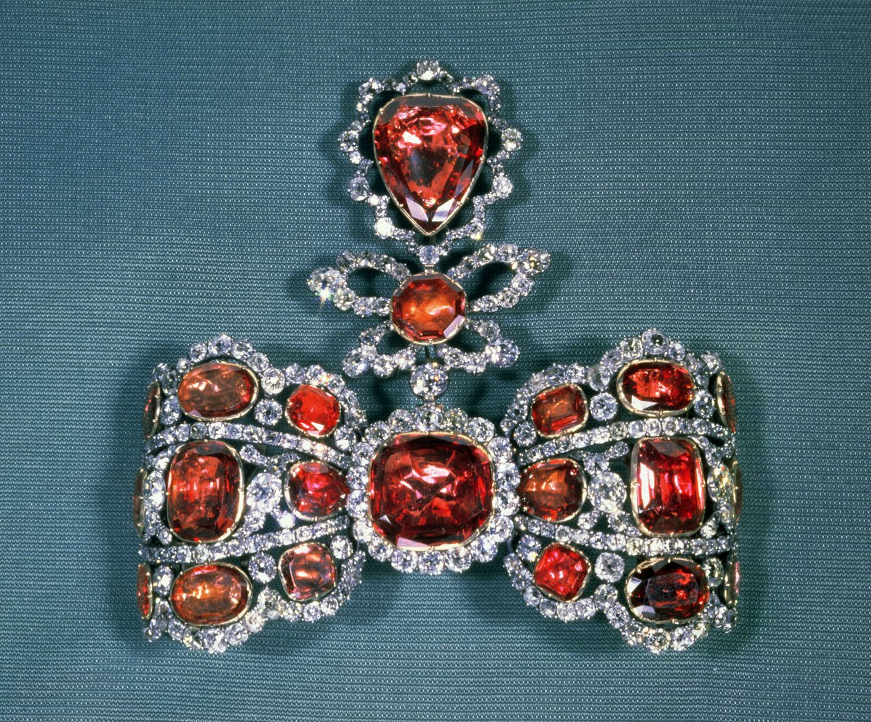 Broche de arco com diamantes e espinelas de lapidação brilhante, por Pfisterer, 1764 (ouro, prata, diamantes e espinelas) de Russian School