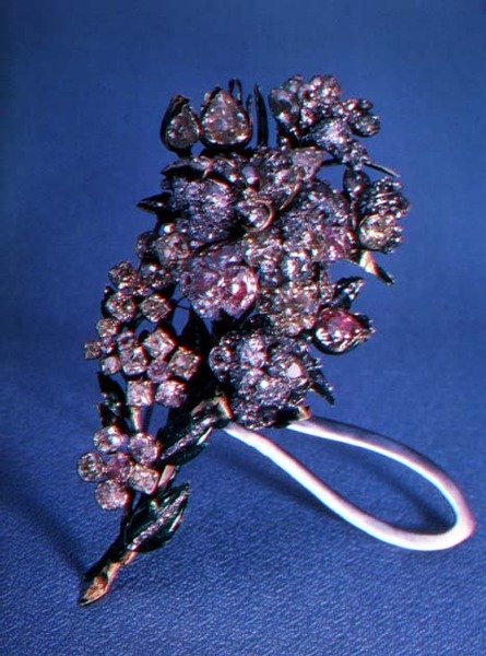 Broche em forma de bouquet de flores com diamantes de lapidação brilhante e decoração esmaltada, c.1750 (ouro, prata, diamantes e esmalte) de Russian School