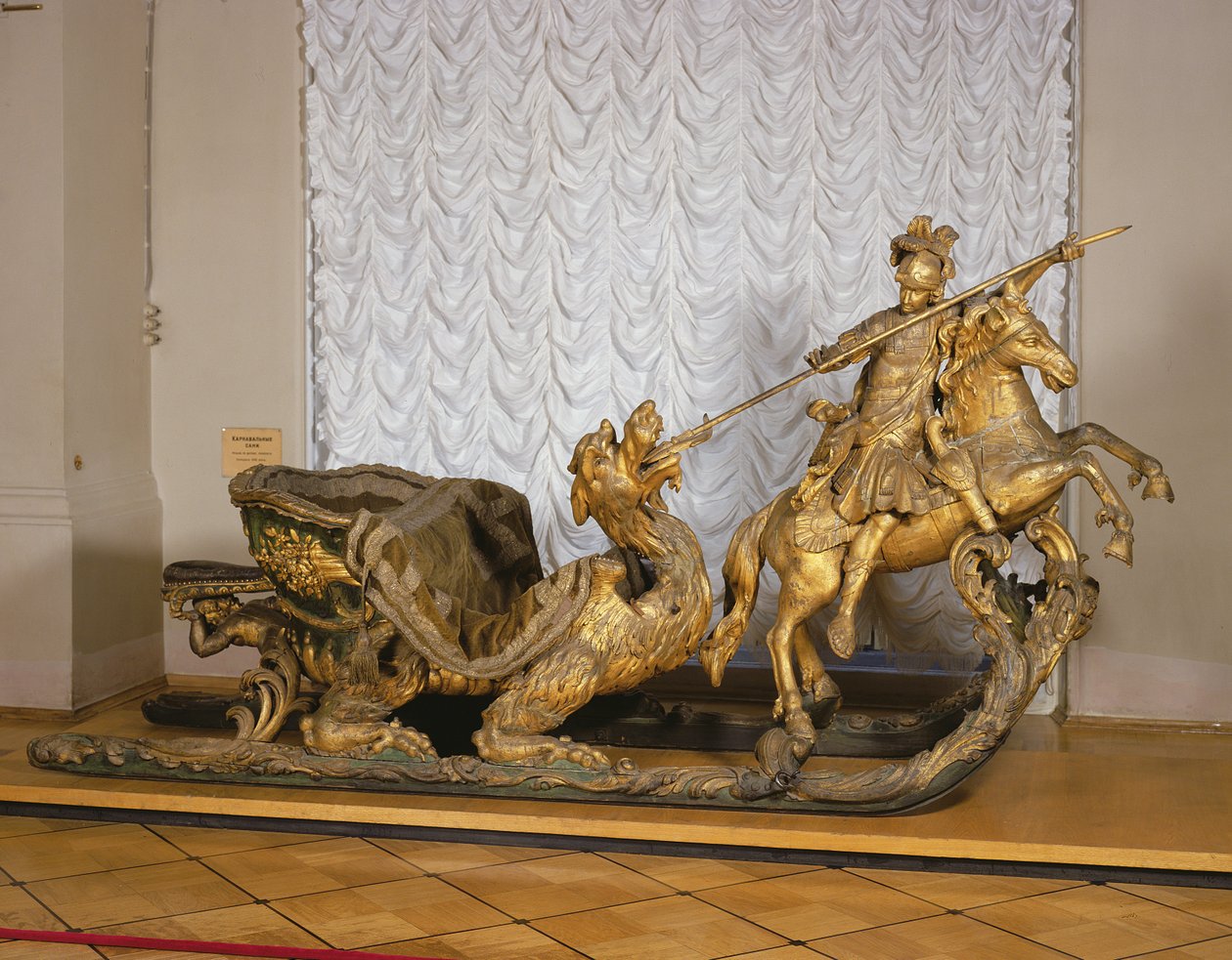 Trenó de Carnaval com a figura de São Jorge (madeira e folha de ouro) de Russian School