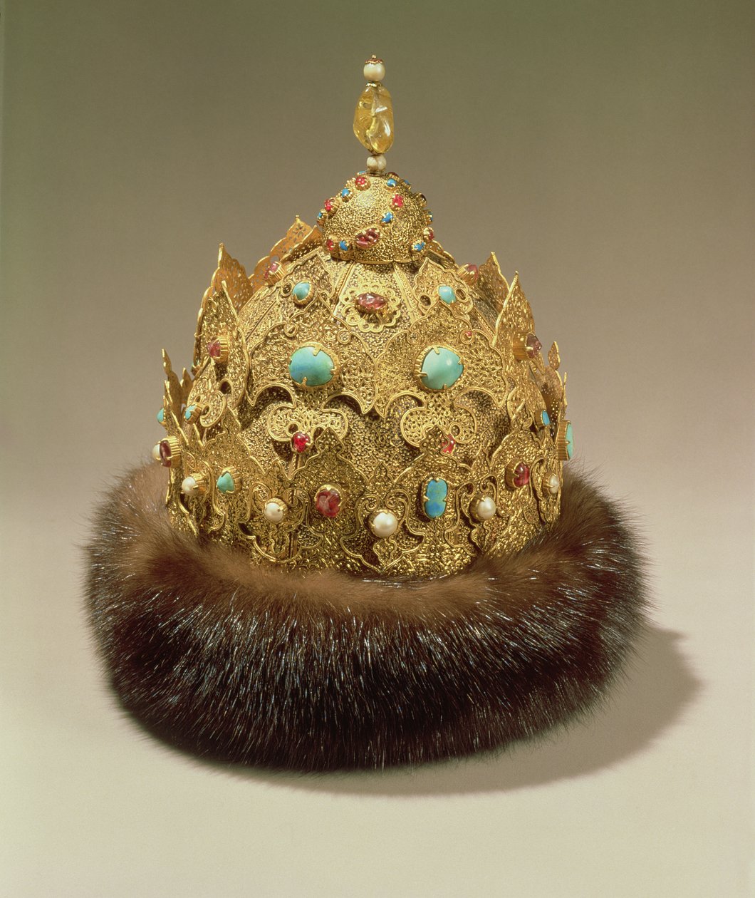 Coroa de Karan, conjunto de ouro gravado com jóias, corte de pele, niello e céu aberto, meados do século XVI (ouro, jóias, peles) de Russian School
