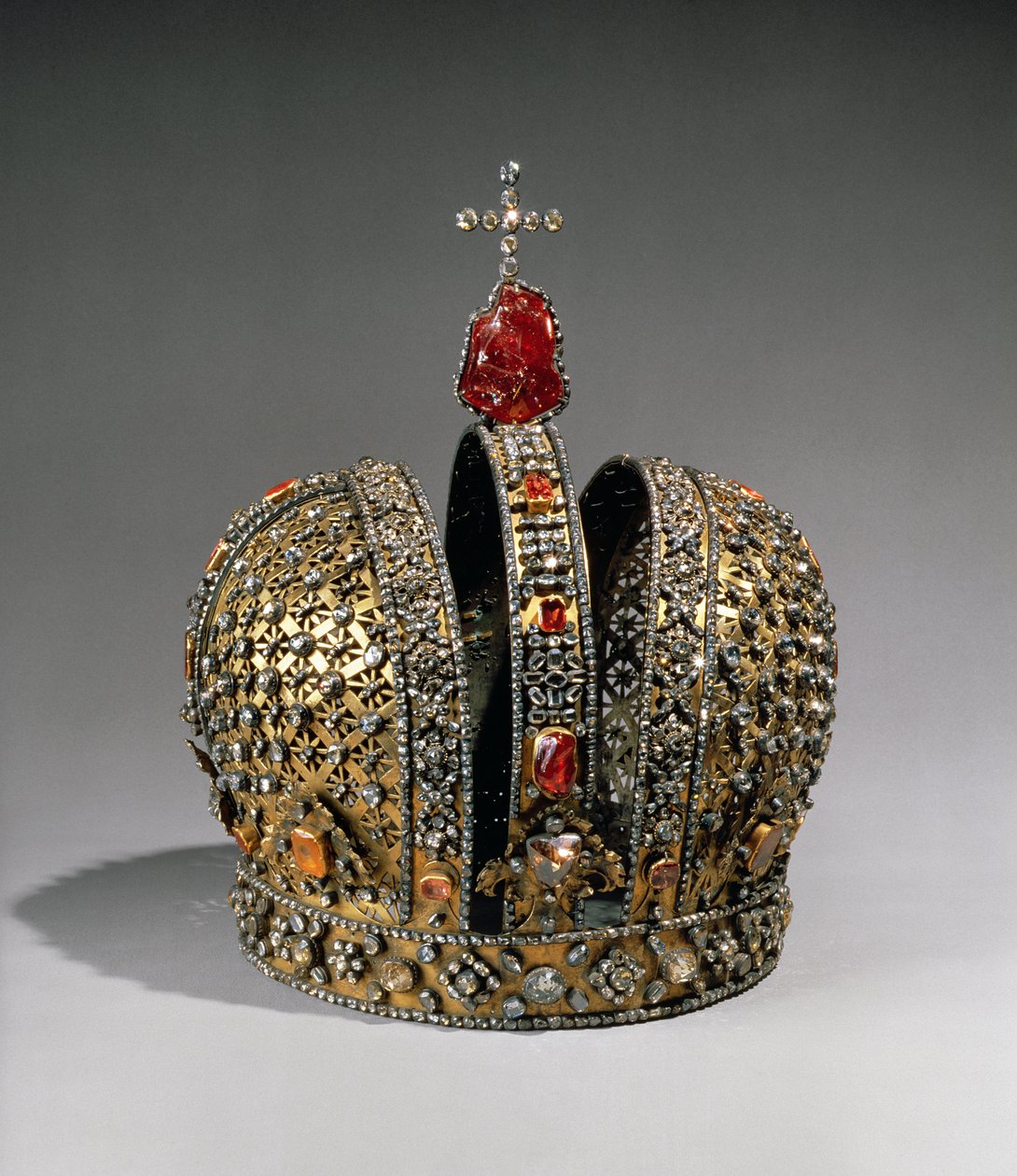 Coroa da Imperatriz Anna Ioannovna, São Petersburgo, 1730 (prata, ouro e pedras preciosas) de Russian School