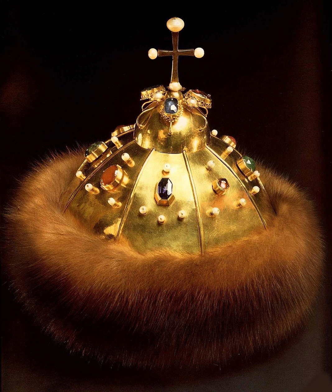 Coroa, oficinas do Kremlin, 1682 (ouro, zibelina e pedras preciosas) de Russian School