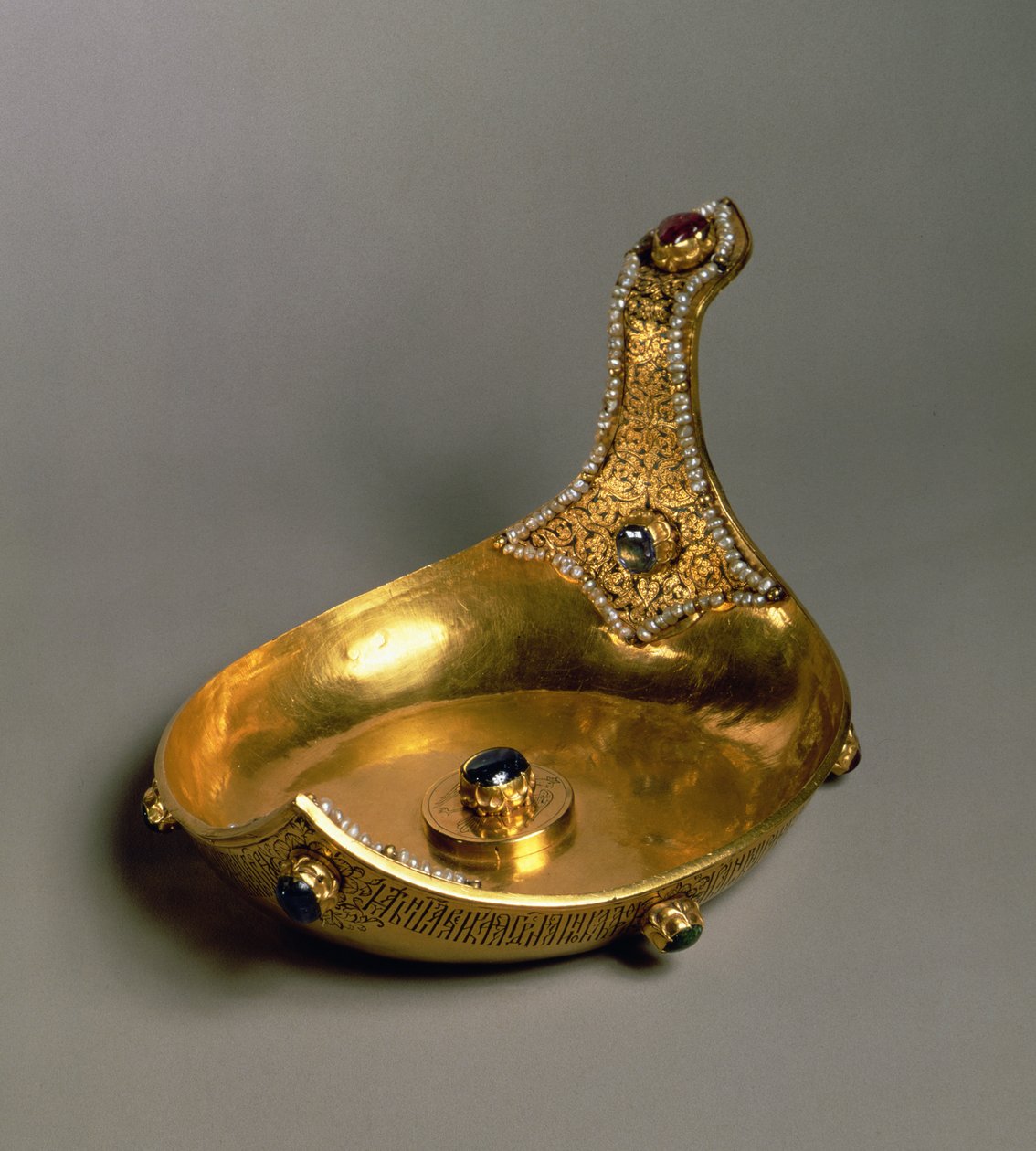 Concha do Czar Mikhail Feodorovich, Moscou Kremlin Workshops, 1618 (ouro com pérolas e pedras preciosas) de Russian School