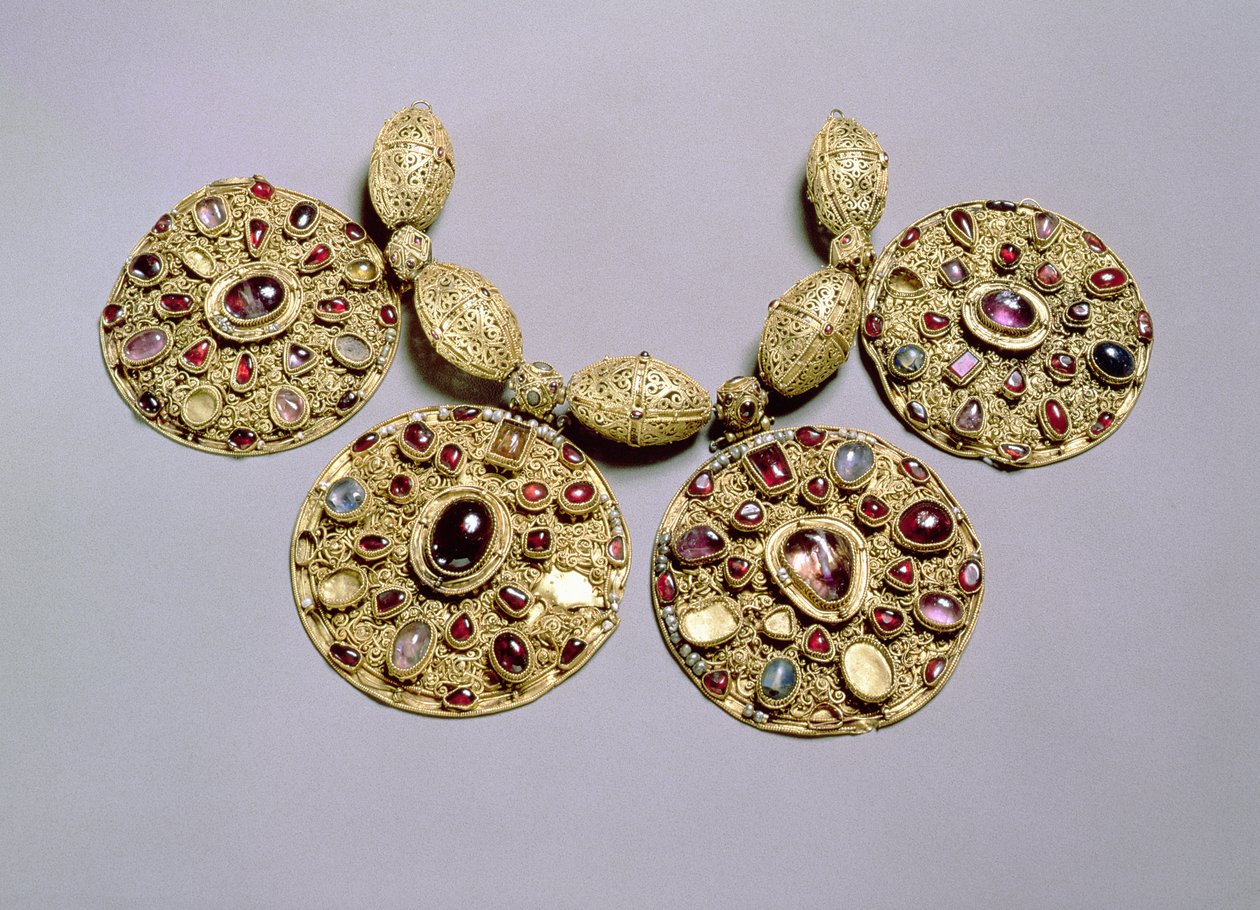Medalhões de Barmy Collar, com decoração de filigrana e granulação, Rayazan, século XII (conjunto de ouro com joias e pérolas) de Russian School