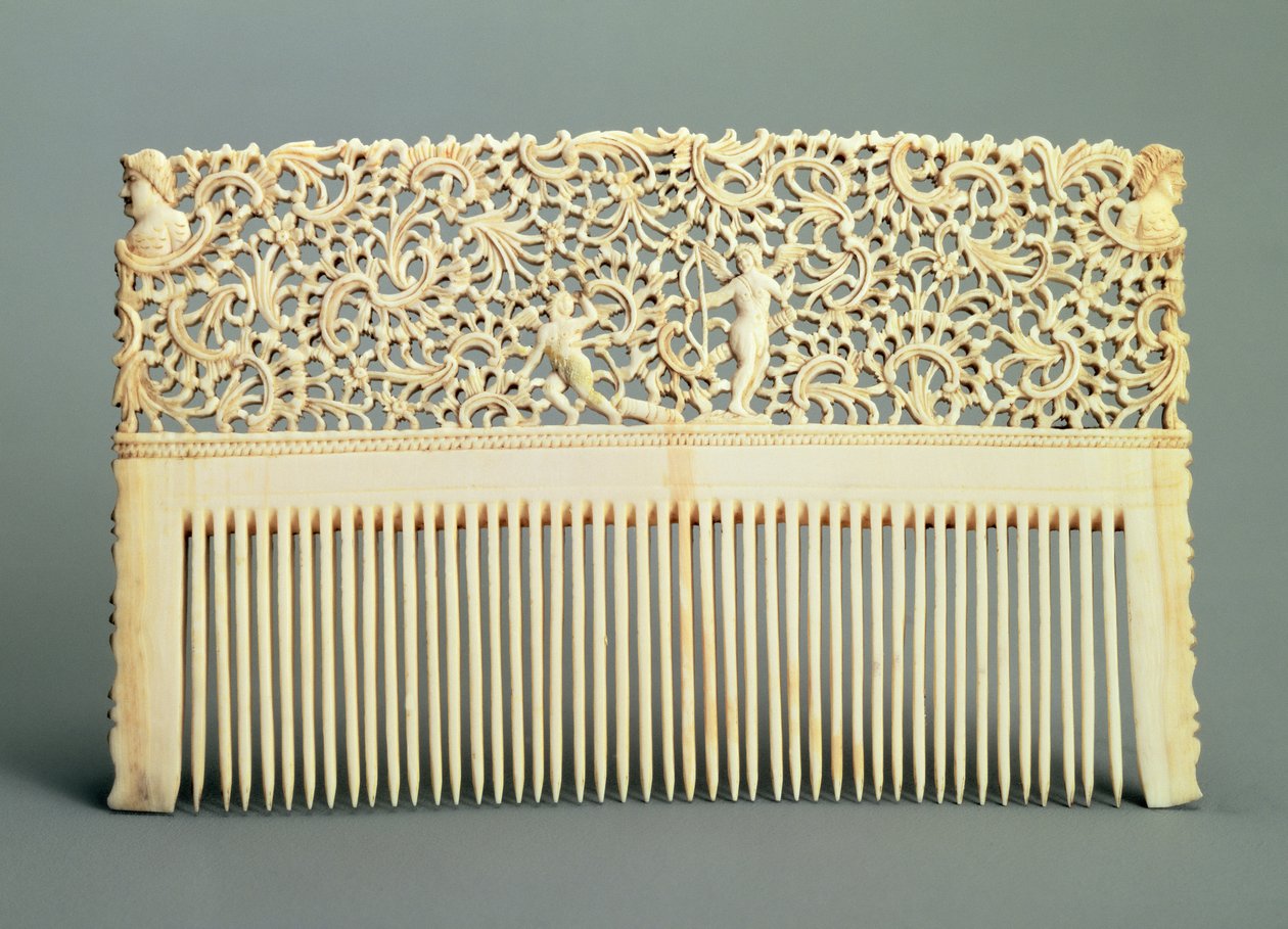 Pente ornamental com dentes de um lado, de Kholmogory, meados do século XVIII (morsa marfim) de Russian School