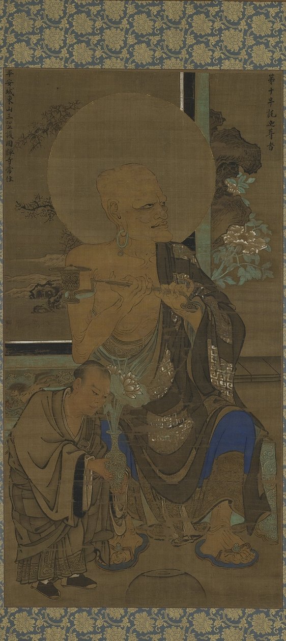 Arhat (Handaka Sonja - Panthaka) sentado; um discípulo com flores de lótus à sua direita, período de Nanbokucho, meados do século XIV (tinta e cor na seda) de Ryozen
