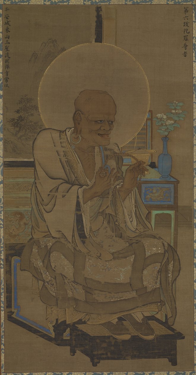 Arhat (Hattara Sonja - Bhadra) sentado; um ramo de floração em um vaso sobre a mesa, período de Nanbokucho, meados do século XIV (tinta e cor na seda) de Ryozen