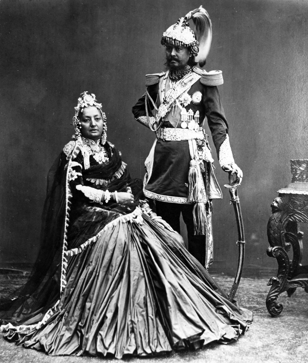 Maharaja do Nepal e sua esposa, c.1870s de S. and Shepherd, C. Bourne