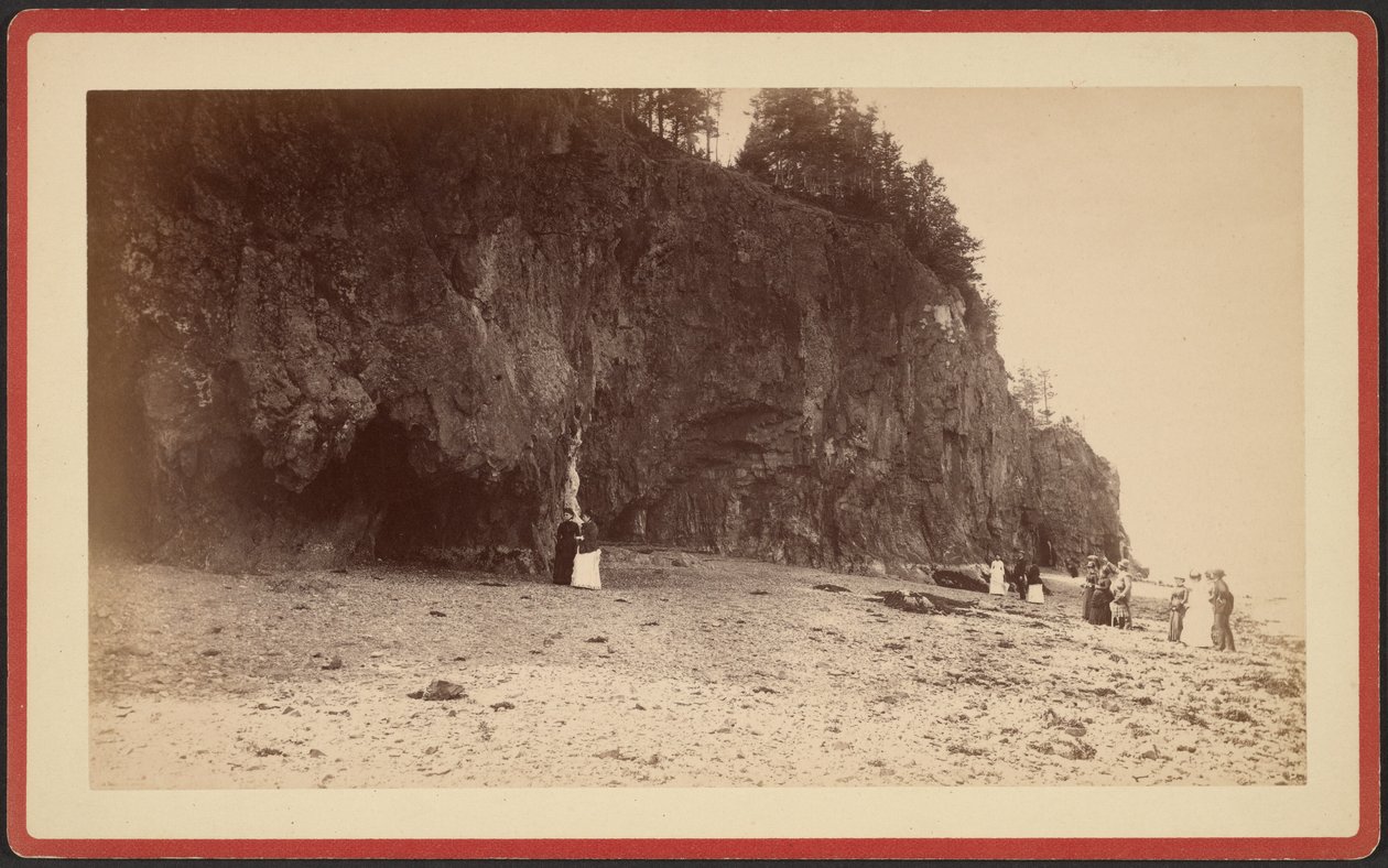 [Grupo de pessoas na costa perto de falésias, possivelmente em Mt. Desert, Maine] de S.R. Stoddard