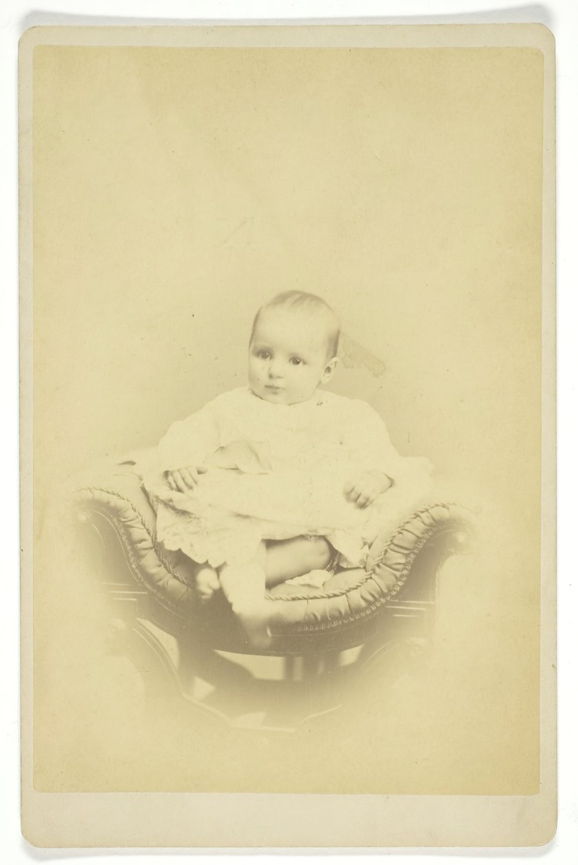 Retrato sem título de criança sentada, 18501899. de S. A. Thomas