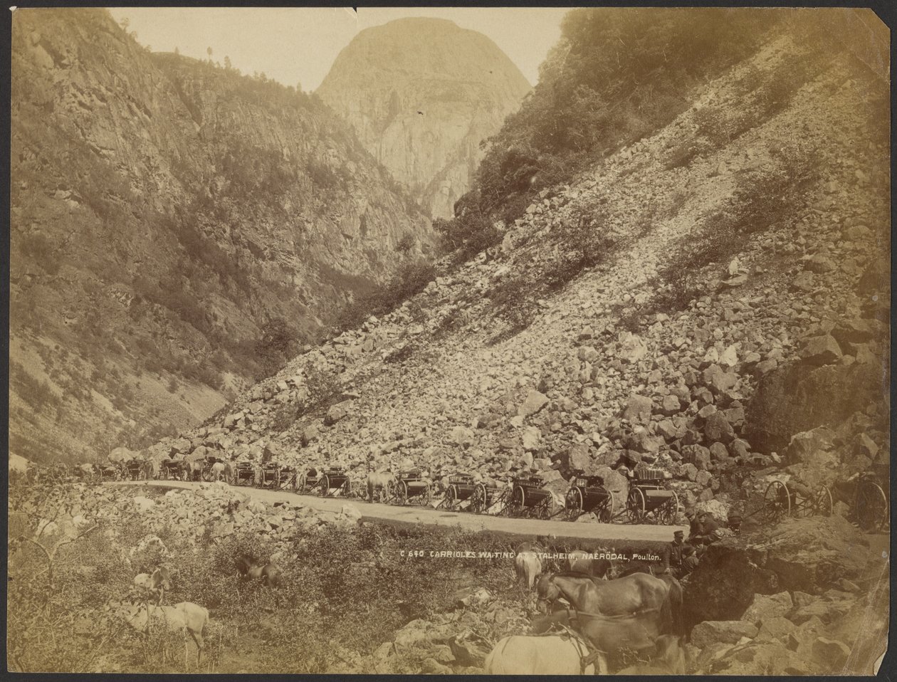 Carriolas à espera em Stalheim, Naerödal de S. E. Poulton