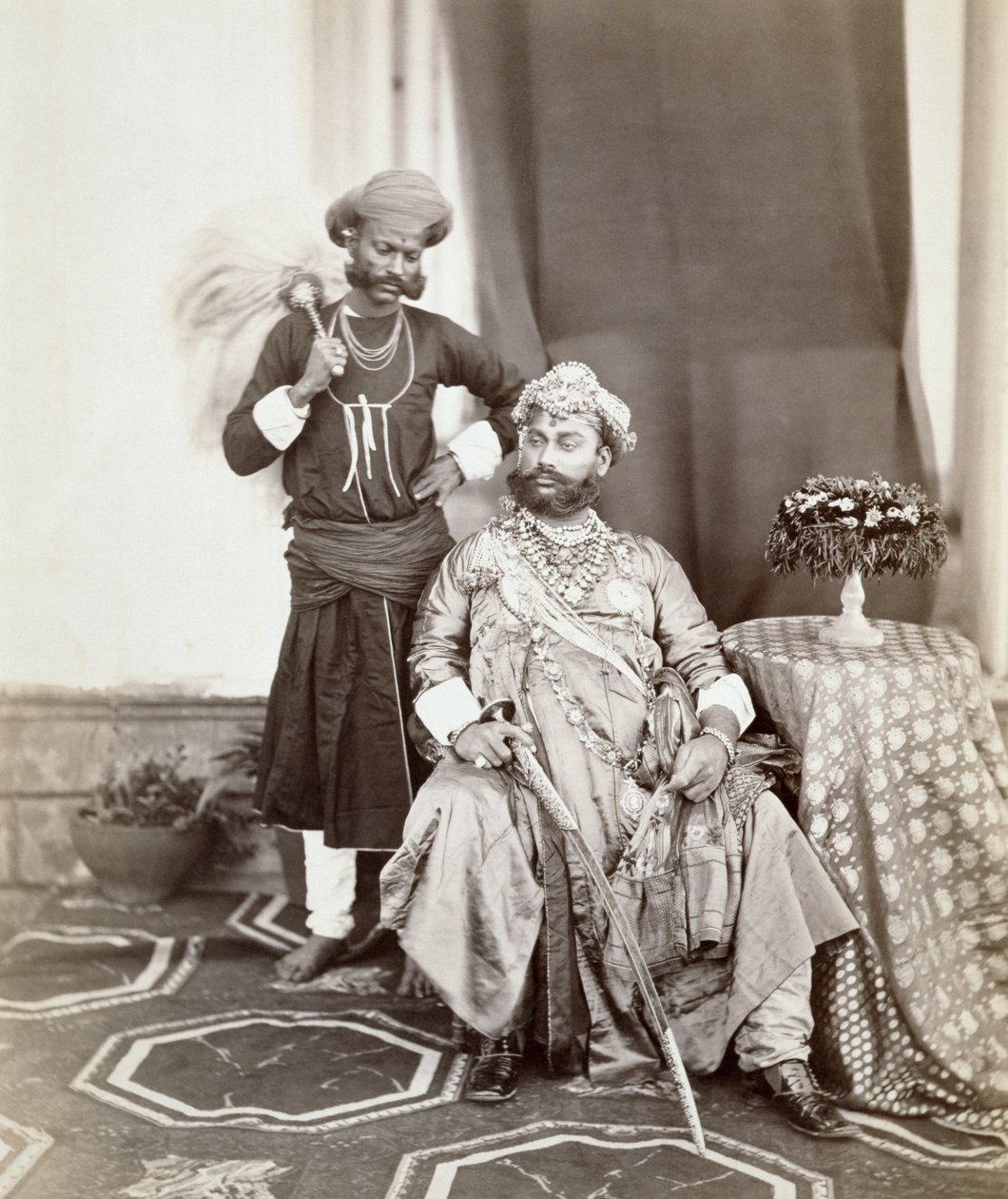 Sua Alteza Maharaja Tukoji Rao (1844-86) II de Indore e atendente, 1877 (albumen print) de S. and Shepherd, C. Bourne