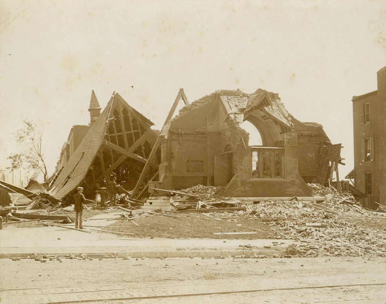 Danos no Monte. Igreja de cavalaria do tornado de 1896 em St. Louis de Samborsky