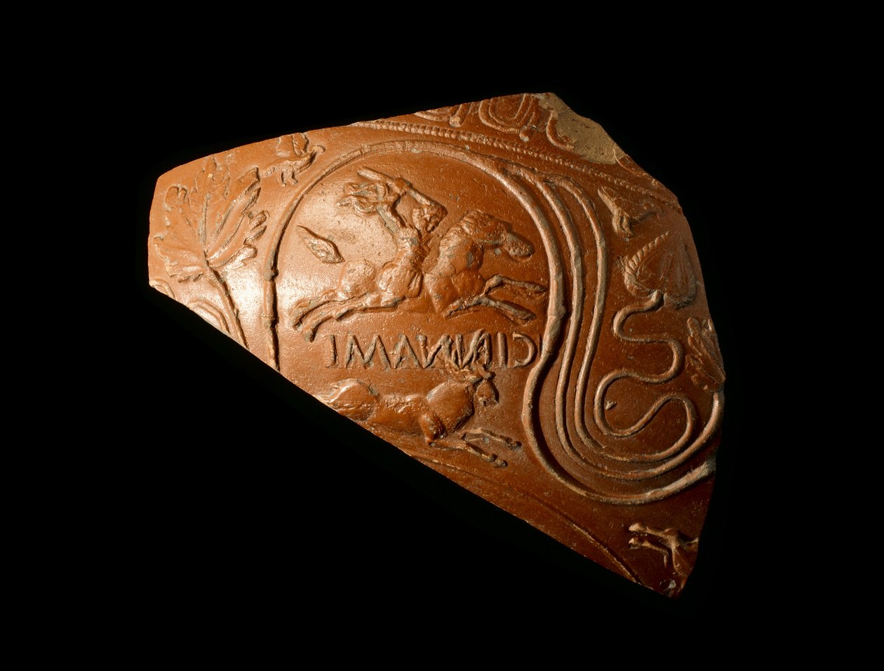 Fragmento de uma tigela decorada com um homem caçando um cervo, estampado pelo fabricante Cinnamus, do sítio romano em Newstead, 140-80 dC (cerâmica) de Samian Samian