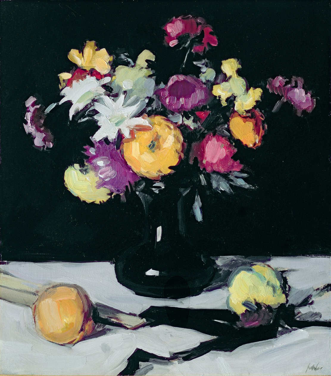 Ainda vida com crisântemos contra o preto, c.1912 de Samuel John Peploe
