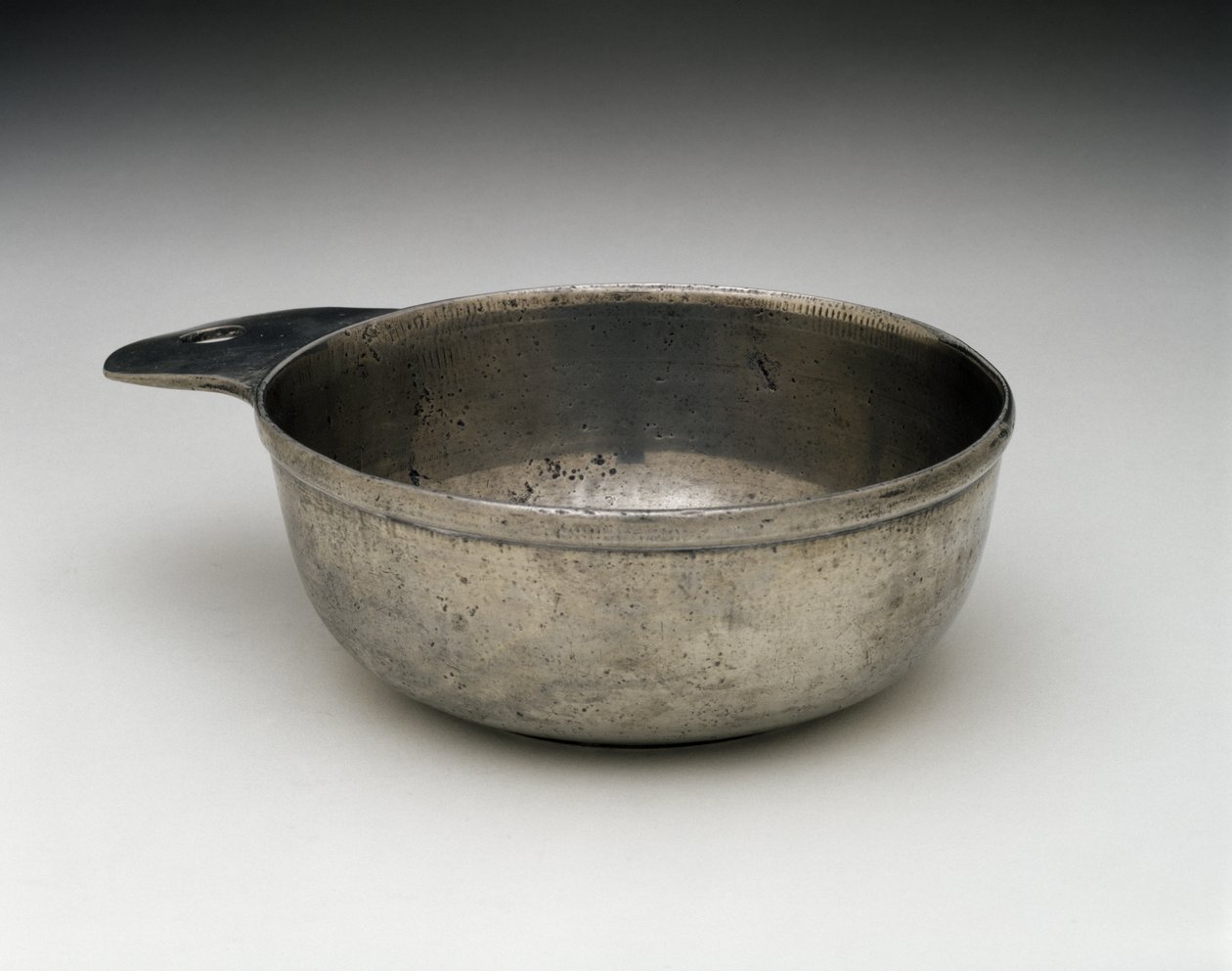 Porringer, c. 1775-1825 (estanho) de Samuel (attr.to) Pennock
