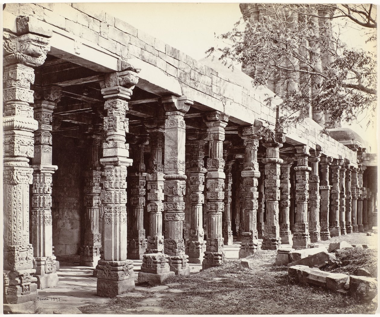 Colunata com ornamentos de base van de Qutb Minar em Delhi Colunata de Pilares Hindus, no Kútub, East Side (título original no objeto) de Samuel Bourne (signed by artist)