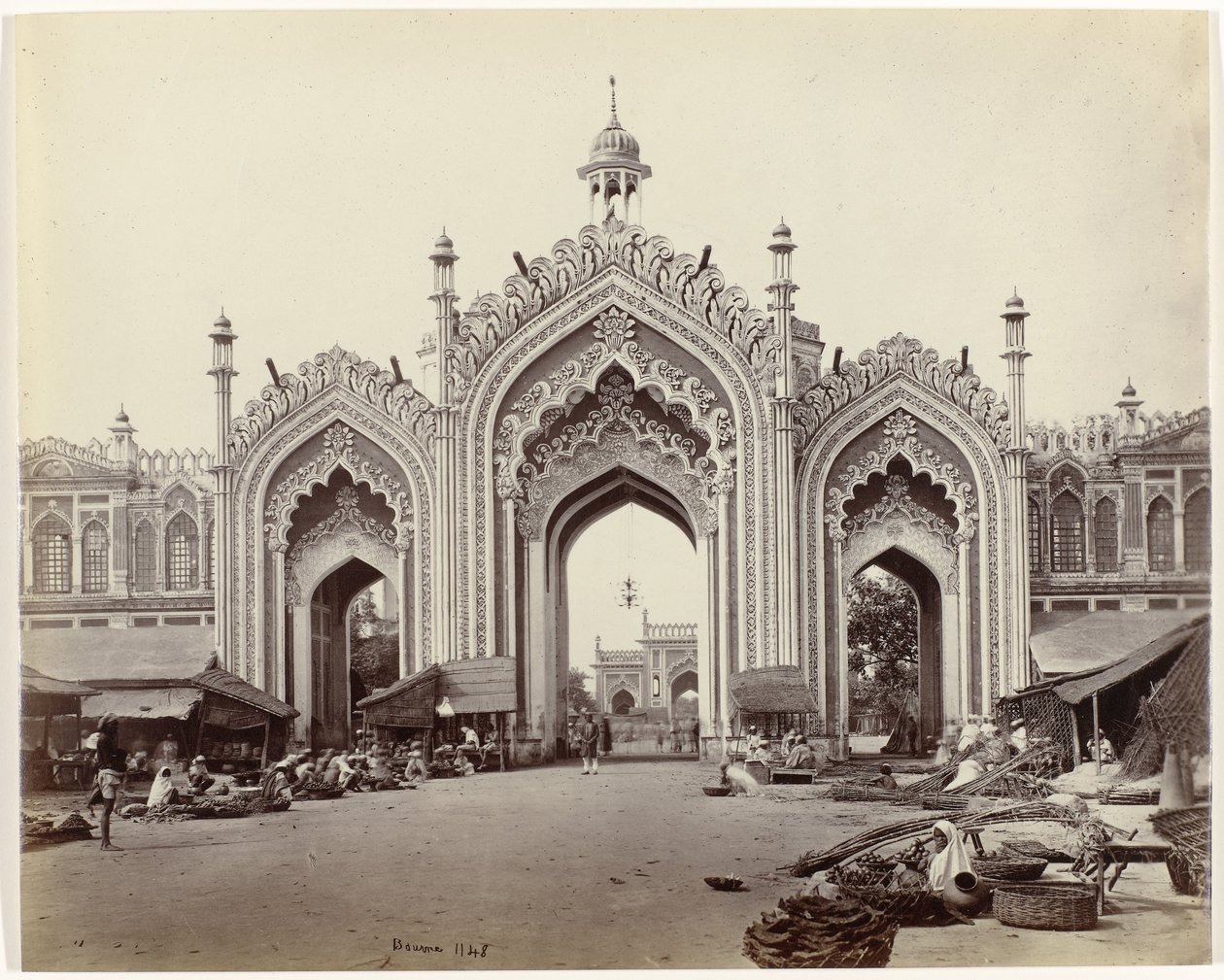Portão para o bazar de Hosseinabad, Lucknow Gateway of the Hooseinabad Bazaar (título original) de Samuel Bourne (signed by artist)