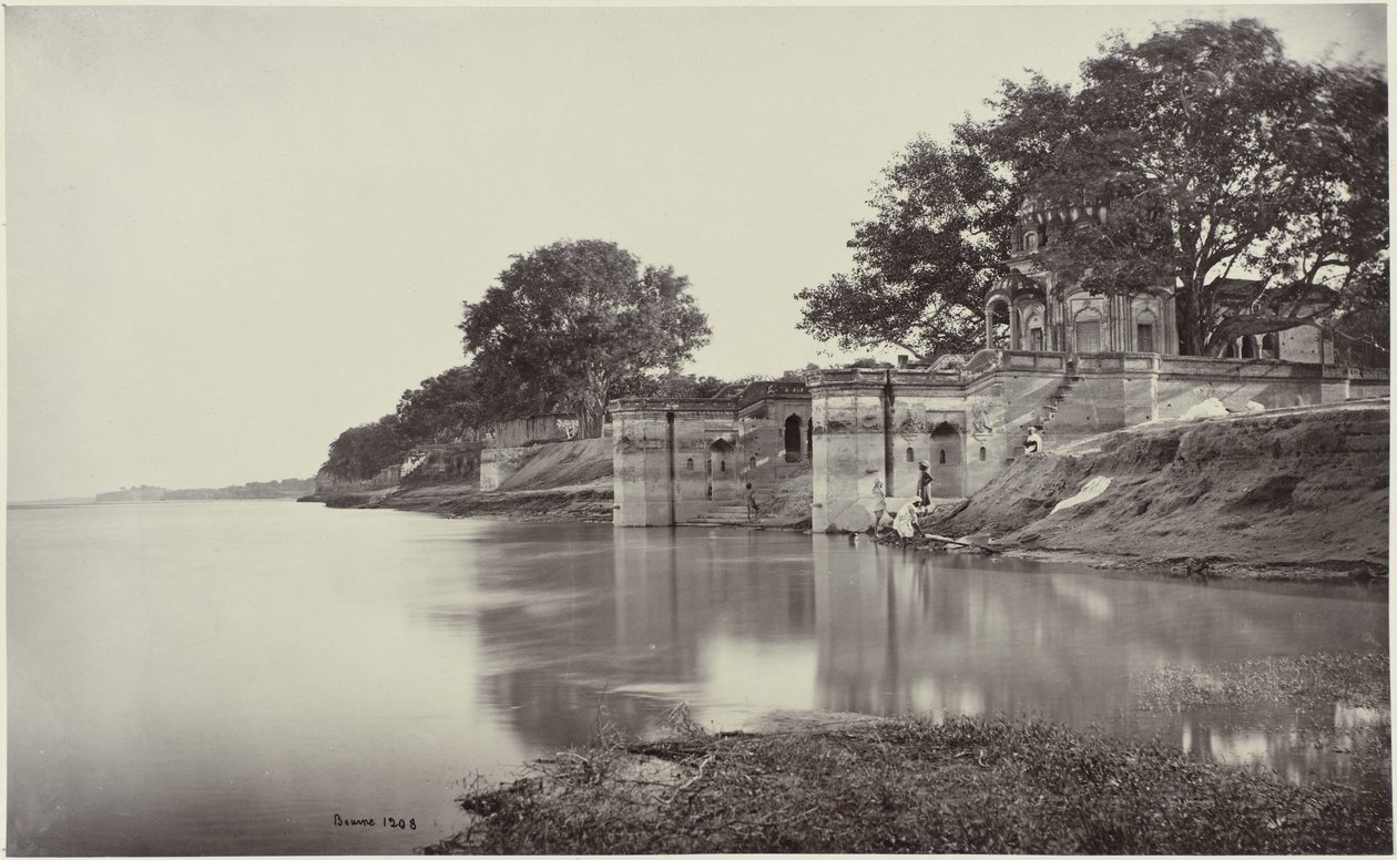 Satti Chaura Ghat em Kanpur
Sutte Chowra Ghât, a Cena do Massacre (título original)
O Suttee Chowra Ghowra Ghât, Cawnpore. Cena do Massacre (título sobre o objecto) de Samuel Bourne (signed by artist)