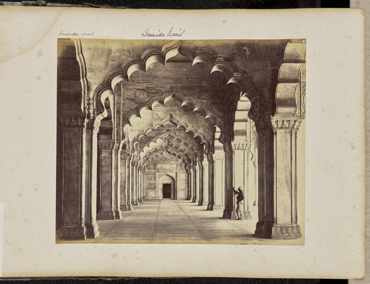 Agra; Interior do Motee Musjid, mostrando o corredor central de Samuel Bourne