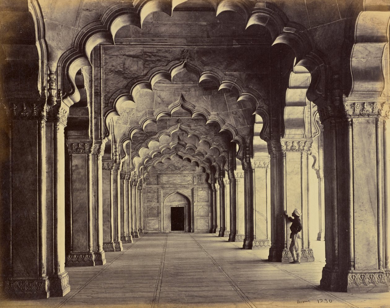 Agra - Interior da Moti Masjid, mostrando a nave central de Samuel Bourne