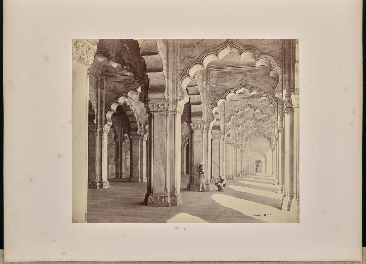 Agra; interior da Moti Masjid, mostrando os arcos e pilares sarracenos de mármore de Samuel Bourne
