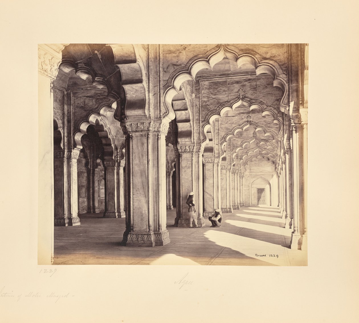 Agra; interior da Moti Masjid, mostrando os arcos e pilares sarracenos de mármore de Samuel Bourne